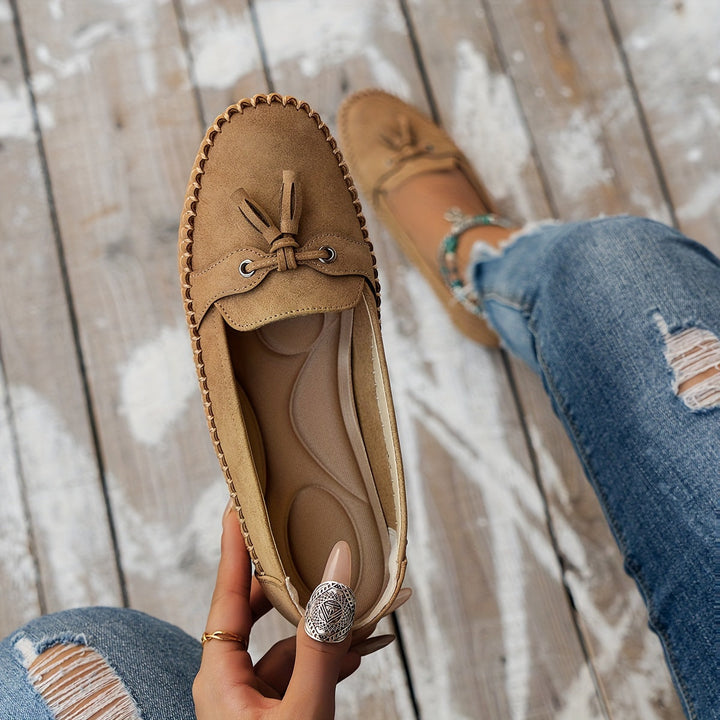 Nadine – Mocasín Clásico con Detalle de Pompón