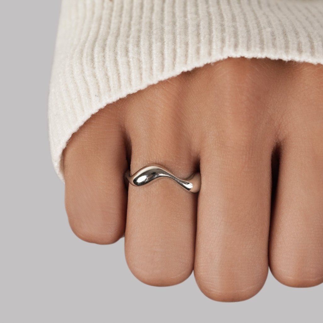 Anillo de olas plateado