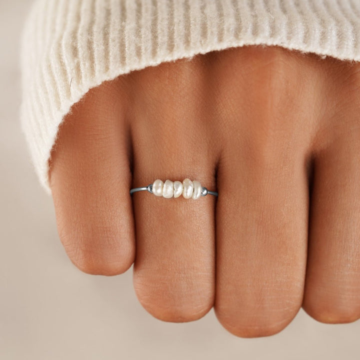 Anillo de plata con perlas de agua dulce clásico