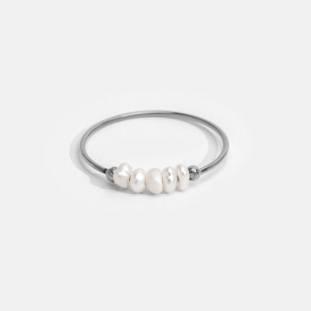 Anillo de plata con perlas de agua dulce clásico