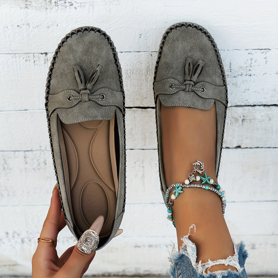 Nadine – Mocasín Clásico con Detalle de Pompón