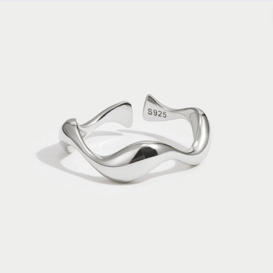 Anillo de olas plateado